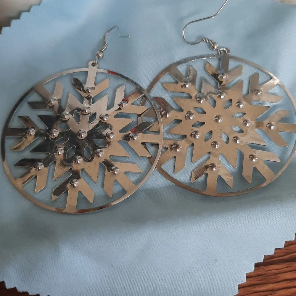 Snowflake Earrings...FunFun Fun! - Picture 5 of 5